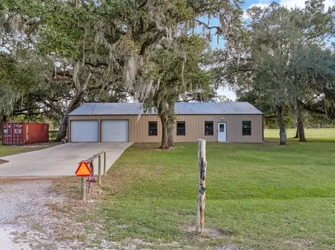 101 Oak Creek Dr, Van Vleck, TX 77482