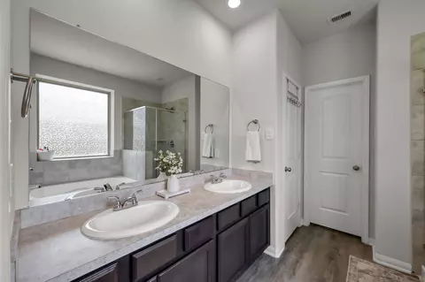 Bath - 6185 White Oak Leaf Loop, Conroe, TX 77303 photo 2 of 5