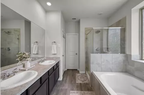 Bath - 6185 White Oak Leaf Loop, Conroe, TX 77303 photo 1 of 5