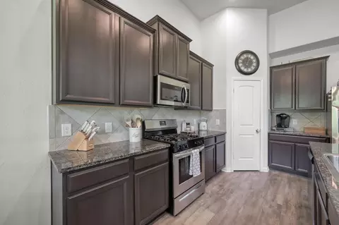 Kitchen - 6185 White Oak Leaf Loop, Conroe, TX 77303 photo 2 of 3