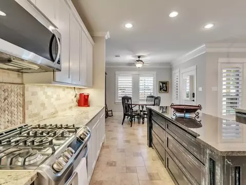 Kitchen - 9 Robin Trl, Conroe, TX 77304 photo 4 of 6