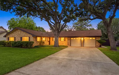 302 Village Dr, Sugar Land, TX 77498