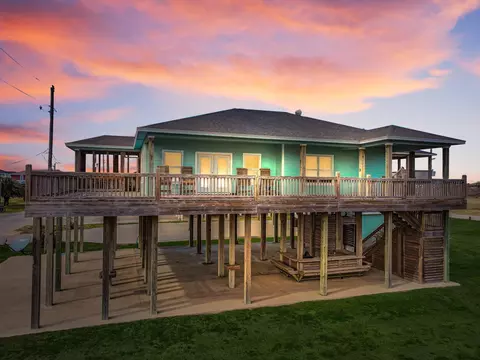 832 S East Rd, Crystal Beach, TX 77650