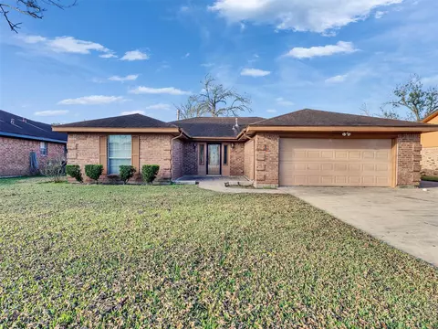 55 Sweetgum Ct, Lake Jackson, TX 77566