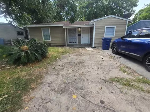 1521 4th Ave N, Texas City, TX 77590