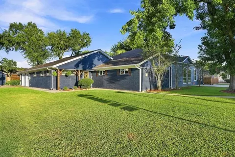 5701 Melody Ln, Dickinson, TX 77539