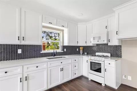301 S Magnolia St, Highlands, TX 77562