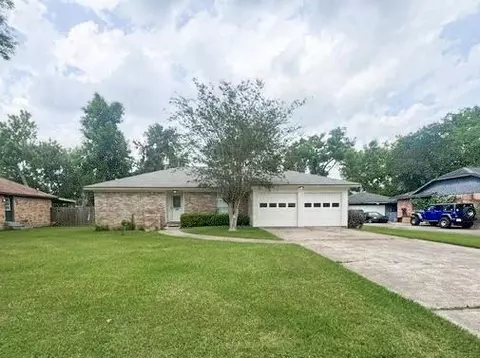 212 Dogwood St, Lake Jackson, TX 77566