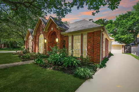 6715 Wildacre Dr, Sugar Land, TX 77479