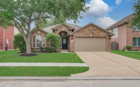 2030 Creek Shore Ln, Pearland, TX 77581