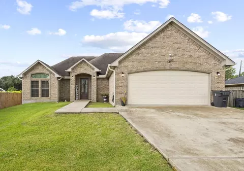 290 Circle Dr, Bridge City, TX 77611