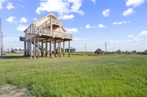 1044 Waco Rd, Gilchrist, TX 77617
