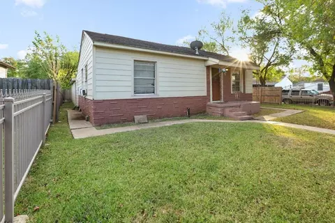 2111 3rd St, Galena Park, TX 77547