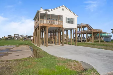 1023 N Bay St, Gilchrist, TX 77617