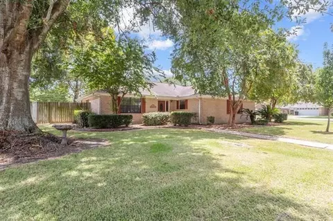 815 Hunter Ridge Ln, Nederland, TX 77627