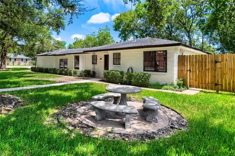 205 Morningside Dr, Friendswood, TX 77546