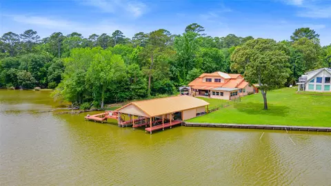 56 Magnolia Dr, Huntsville, TX 77340