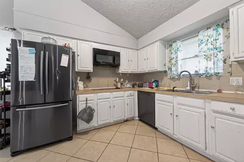 Kitchen - 5031 Glendower Dr, Spring, TX 77373 photo 5 of 5