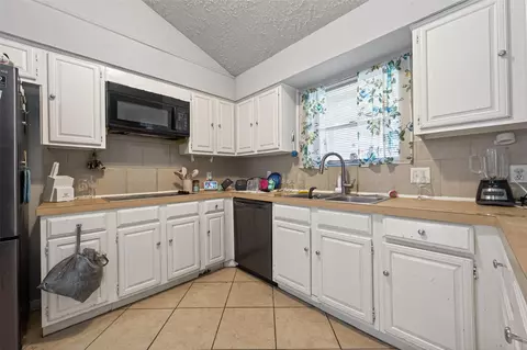Kitchen - 5031 Glendower Dr, Spring, TX 77373 photo 3 of 5