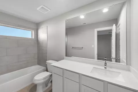 Bath - 3122 Spitfire Dr, Rosenberg, TX 77471 photo 4 of 5