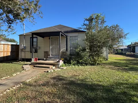 306 First St, Eagle Lake, TX 77434