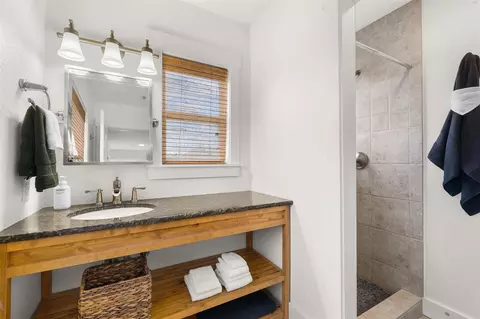 Bath - 9809 Mazoch Rd, Weimar, TX 78962 photo 1 of 3