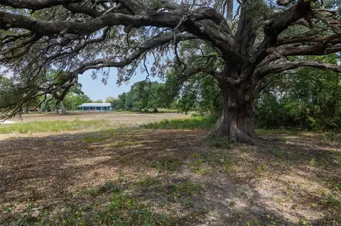Exterior - 9809 Mazoch Rd, Weimar, TX 78962 photo 6 of 7