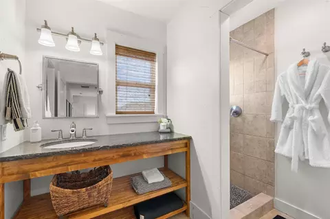 Bath - 9809 Mazoch Rd, Weimar, TX 78962 photo 3 of 3