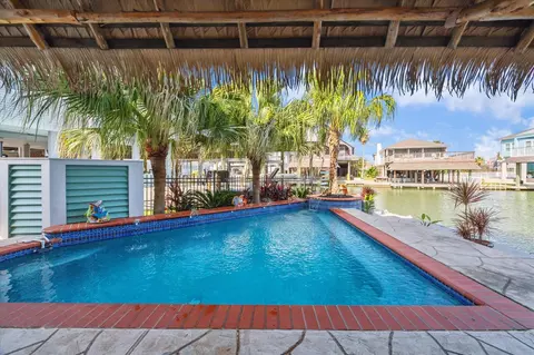 102 Bamaku Bnd, Tiki Island, TX 77554
