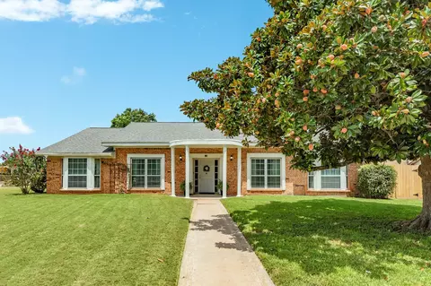 136 Tamarisk Trl, Lake Jackson, TX 77566