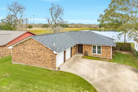 239 Lakewood Dr, Clute, TX 77531