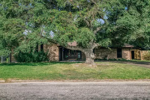 104 Machemehl Dr, Bellville, TX 77418