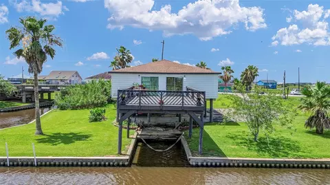 1571 Blue Water Dr, Freeport, TX 77541