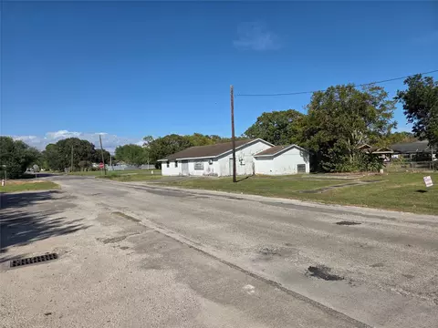 1006 5th St, Palacios, TX 77465