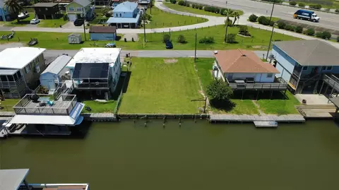 28 Lakeside Dr, Hitchcock, TX 77563
