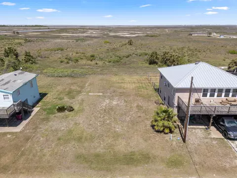 499 Beachfront Dr, Matagorda, TX 77457