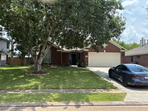 115 Papaya St, Lake Jackson, TX 77566