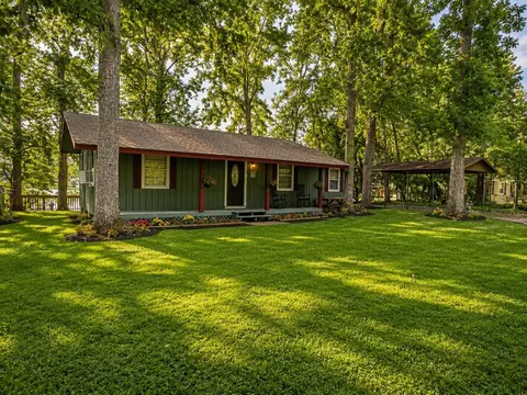 262 E Taylor Lake Cir, Livingston, TX 77351