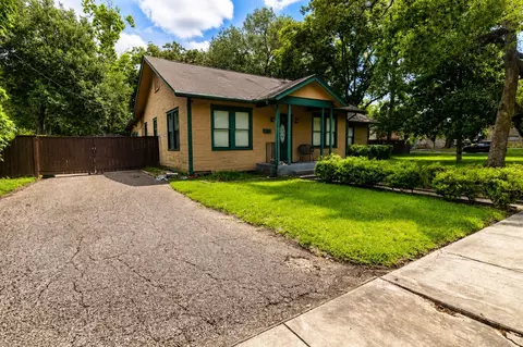315 S Johnson St, Alvin, TX 77511