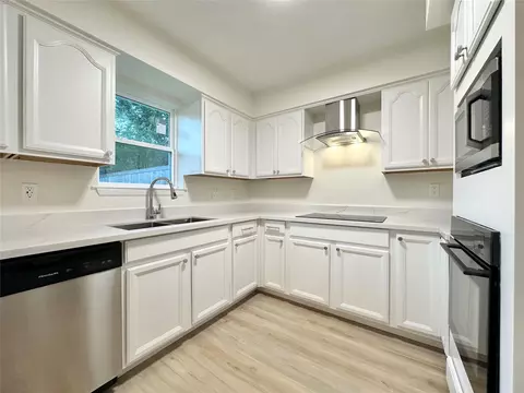 9539 Beverlyhill St, Houston, TX 77063