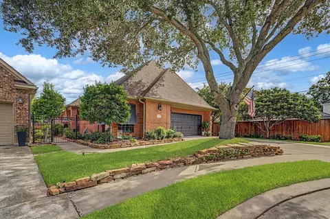 22 Red Oak Ct, Lake Jackson, TX 77566