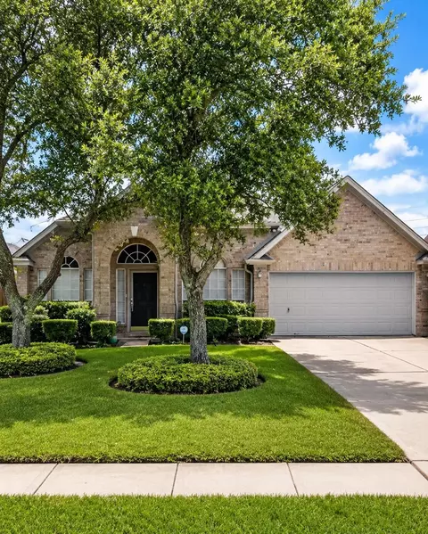 4602 W Thunderwood Cir, Fresno, TX 77545