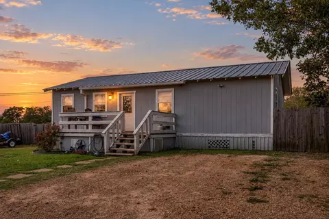 208 Garrett St, Yoakum, TX 77995