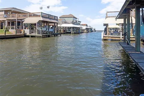 1321 Bay Dr, Crystal Beach, TX 77650