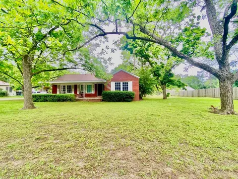 710 N 6th St, Crockett, TX 75835