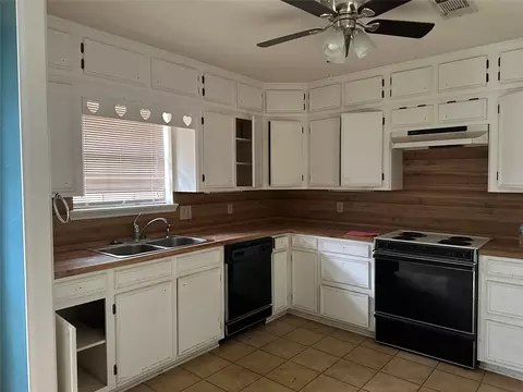 Kitchen - 73 Cottonwood Rd, Trinity, TX 75862 photo 2 of 2