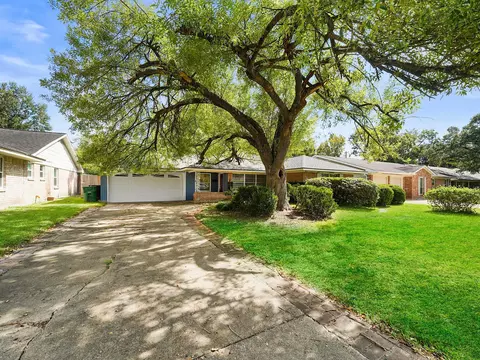 9015 Bintliff Dr, Houston, TX 77074