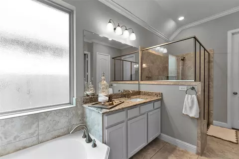Bath - 561 Rolling Brook Ln, Pinehurst, TX 77362 photo 4 of 7
