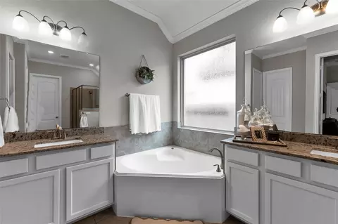 Bath - 561 Rolling Brook Ln, Pinehurst, TX 77362 photo 3 of 7