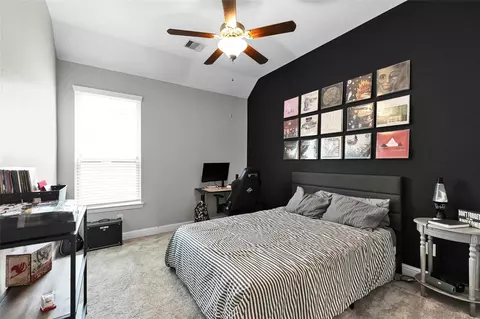 Bedroom - 561 Rolling Brook Ln, Pinehurst, TX 77362 photo 5 of 5
